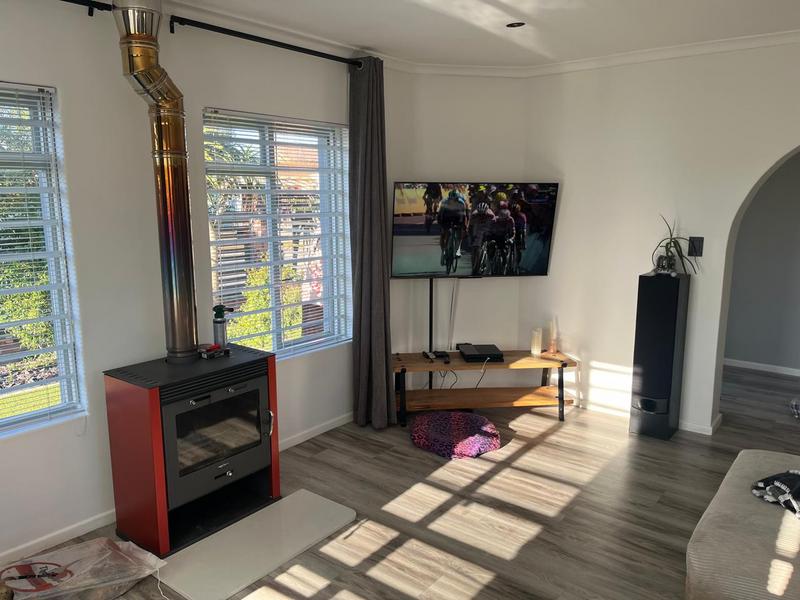 To Let 3 Bedroom Property for Rent in Uitzicht Western Cape